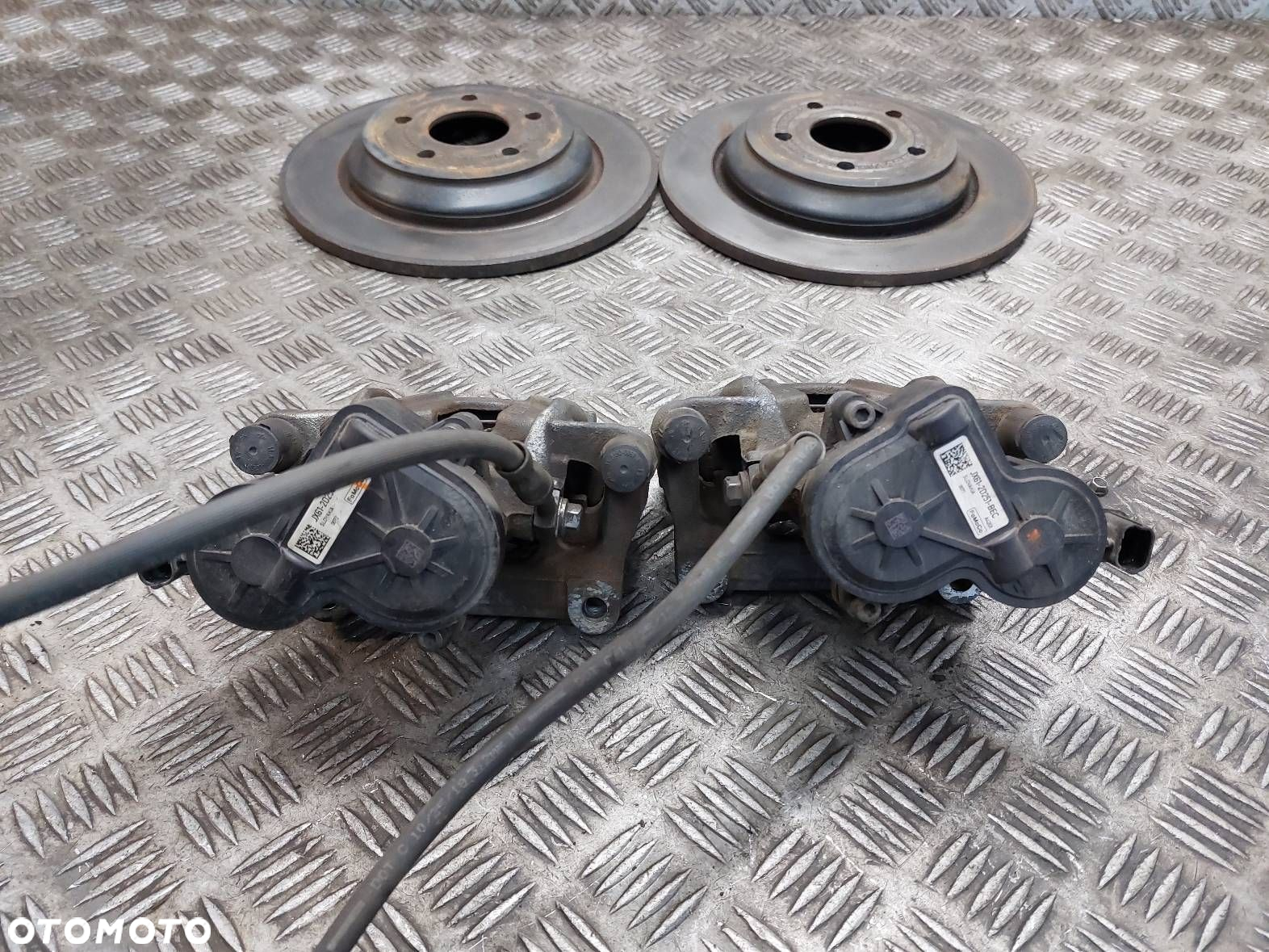 TARCZE HAMULCOWE TYŁ + KLOCKI + ZACISKI FORD FOCUS MK4 JX61-2D252-B - 5
