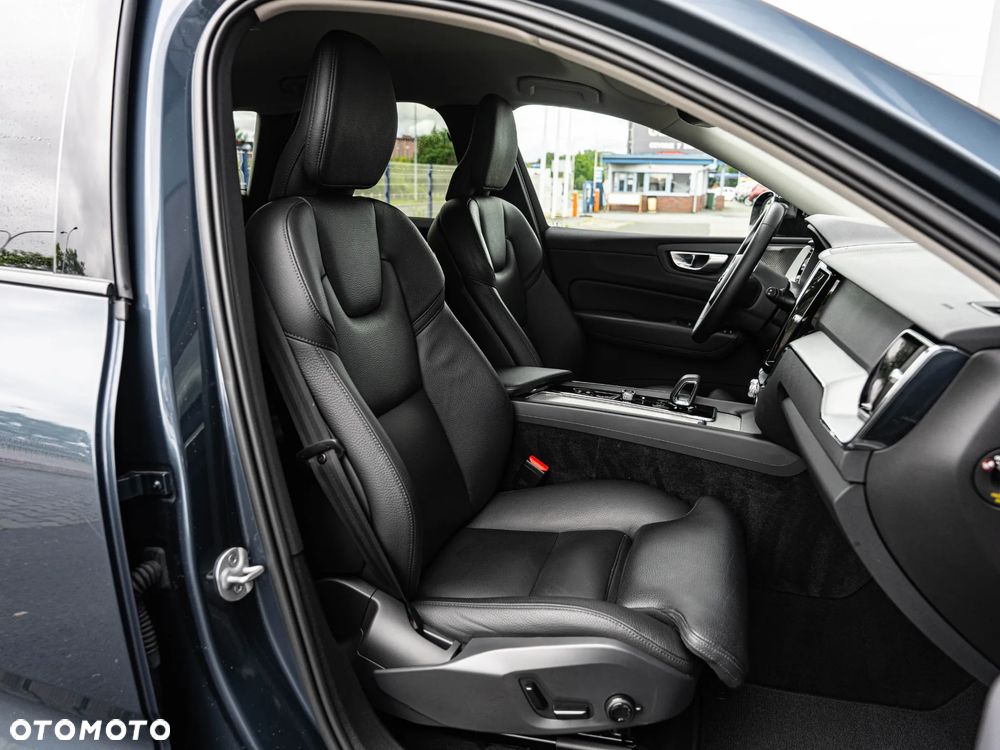 Volvo XC 60 B4 B Plus Dark - 26