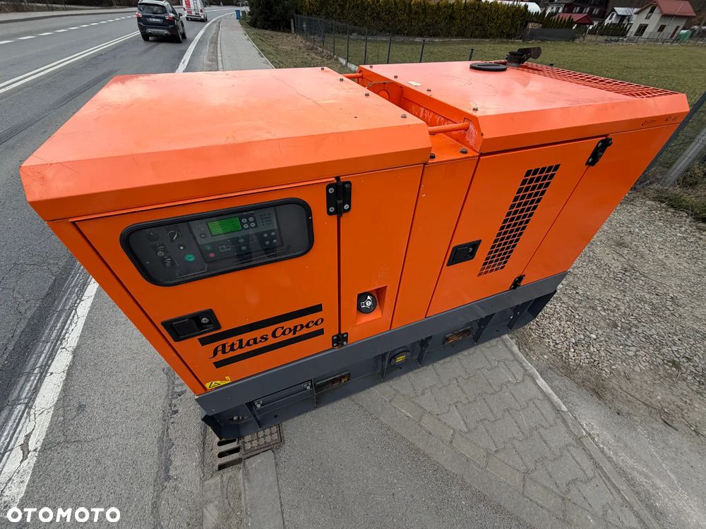 Atlas Copco QAS 60 ST3 Agregat Prądotwórczy Wyciszony GENERATOR 60 KW 2018r. JAK NOWY z Norwegii 5474 mtg Silnik PERKINS 4 cylindry. Prądnica Leroy-Somer. Maszyna działa wzorowo! Nie posiada ani deka zniszczeń! Pochodzi z Upadłośći Norweskiej. Okazja pełny ORYGINAŁ. Maszyna po serwisach w autoryzowanym oddziale. Kolejny serwis dopiero za 2 tysiące mtg. Agregat Gotowy do pracy!! - 4