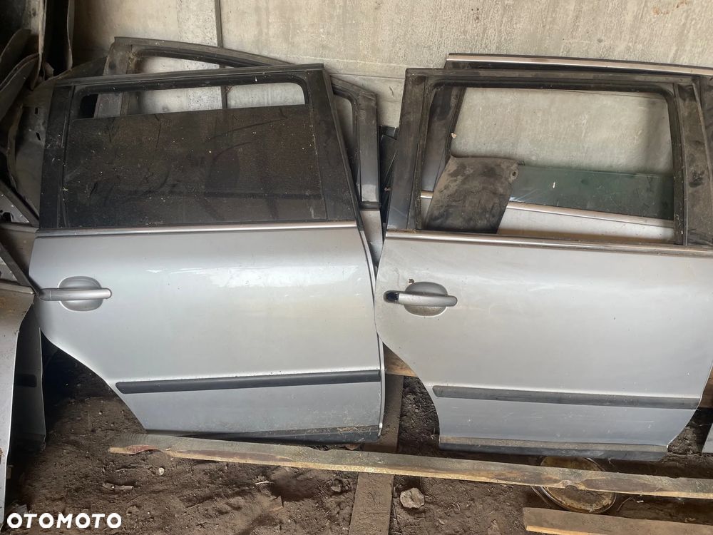 VW PASSAT B5 FL KOMBI DRZWI PRAWE TYŁ SREBRNE LA7W KOMPLETNE I INNE - 1