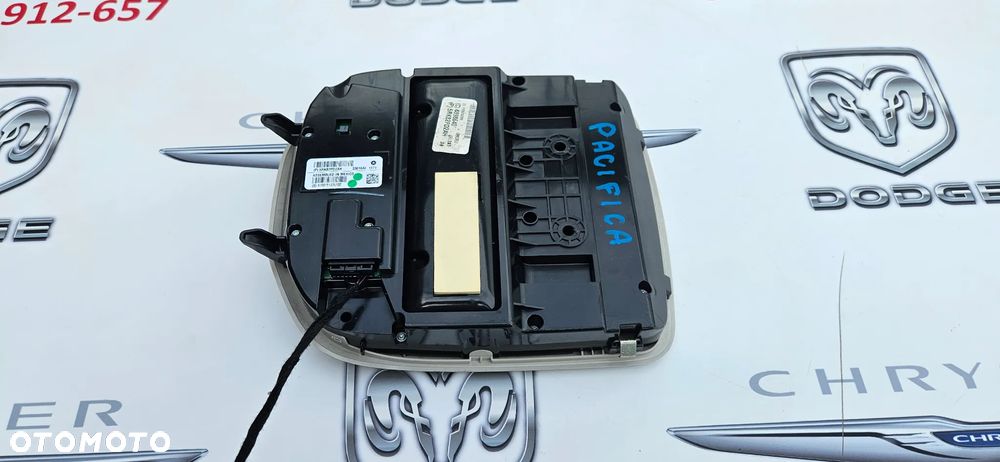 Chrysler Pacifica 2016- Oświetlenie kabiny Lampka podsufitki P5RK82PD2AH 5RK82PD2AH - 5