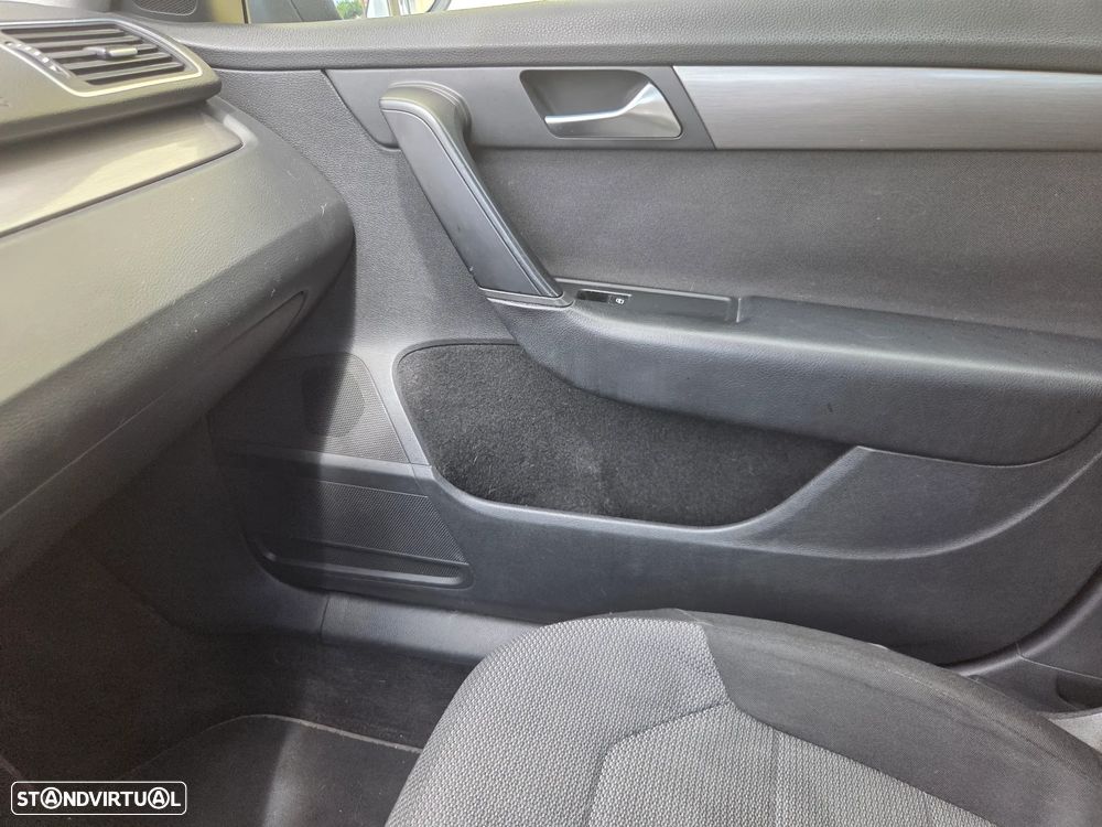 VW Passat 1.6 TDI Confortline - 23