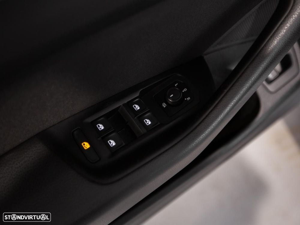 VW Passat Variant 2.0 TDi Business DSG - 35