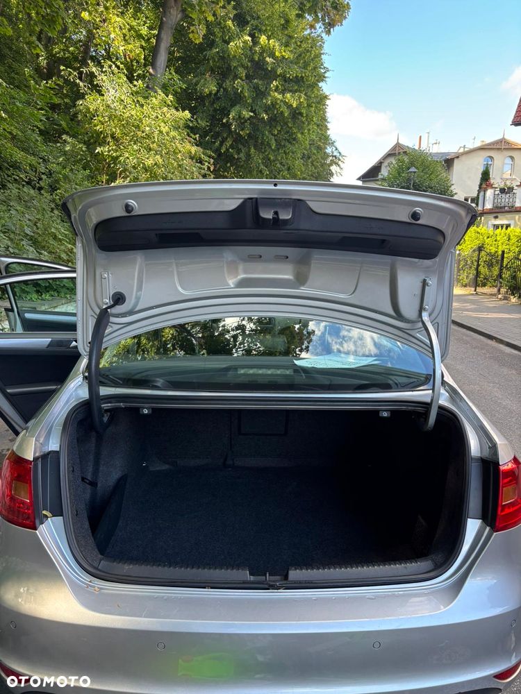 Volkswagen Jetta 2.0 TDI Highline - 10