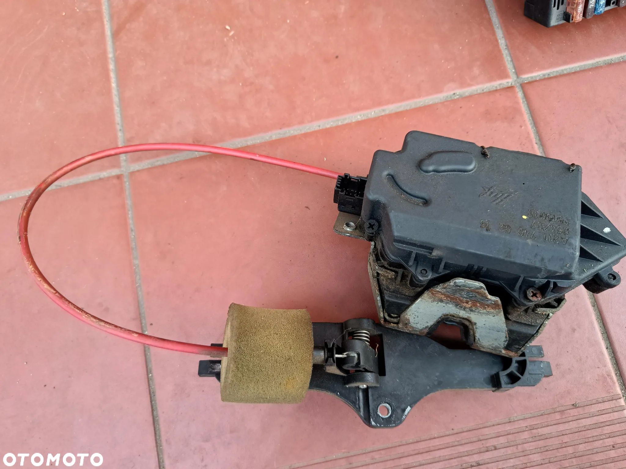 MERCEDES W164 ML W251 W211 KOMBI DOCIĄG ZAMEK KLAPY A2117400235 - 1