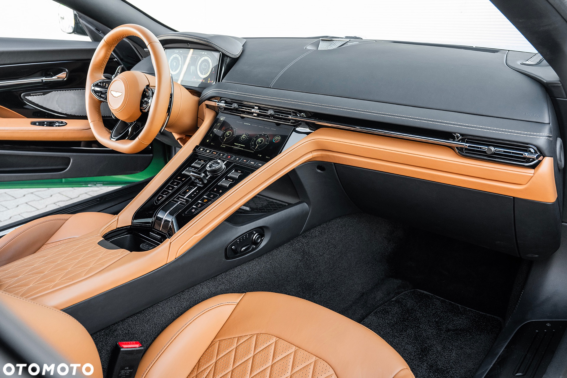 Aston Martin DB12 - 21