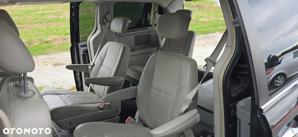 Chrysler Town & Country - 5