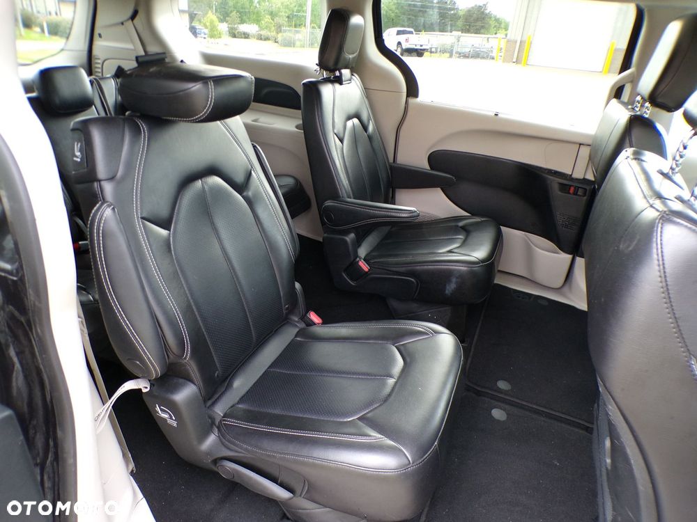 Chrysler Pacifica - 16