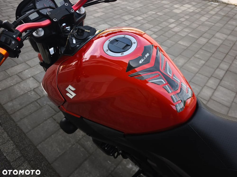 Suzuki GSR - 10