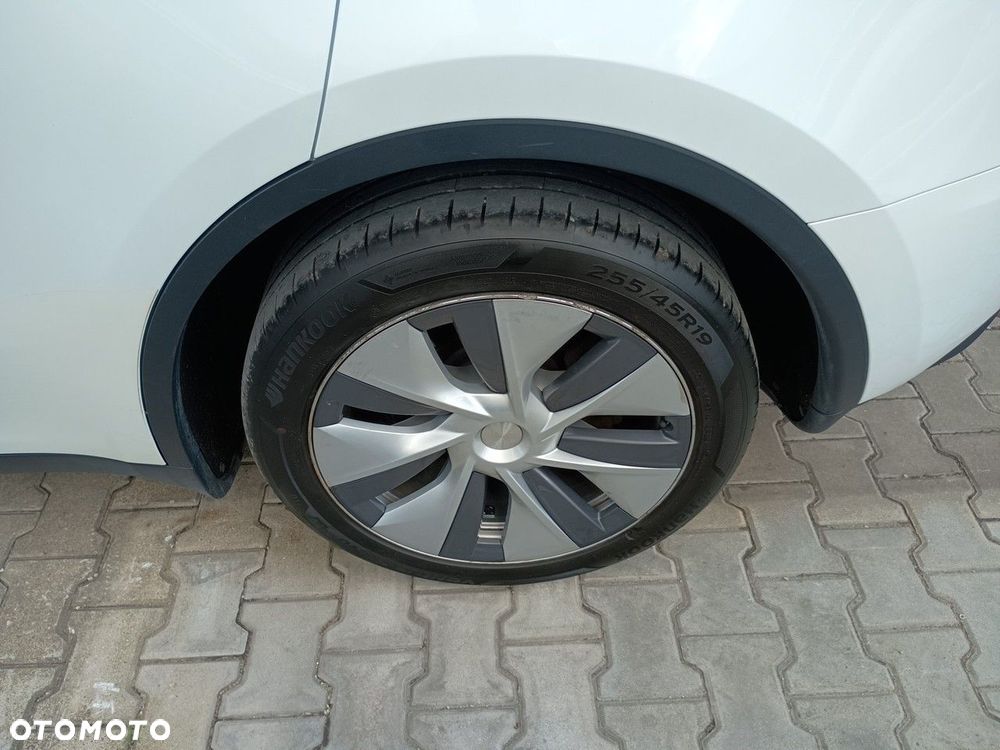 Tesla Model Y Long Range AWD - 12