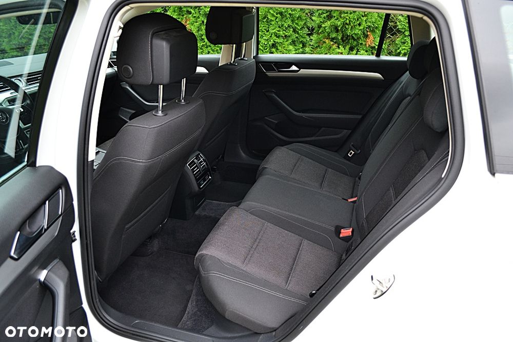 Volkswagen Passat - 11
