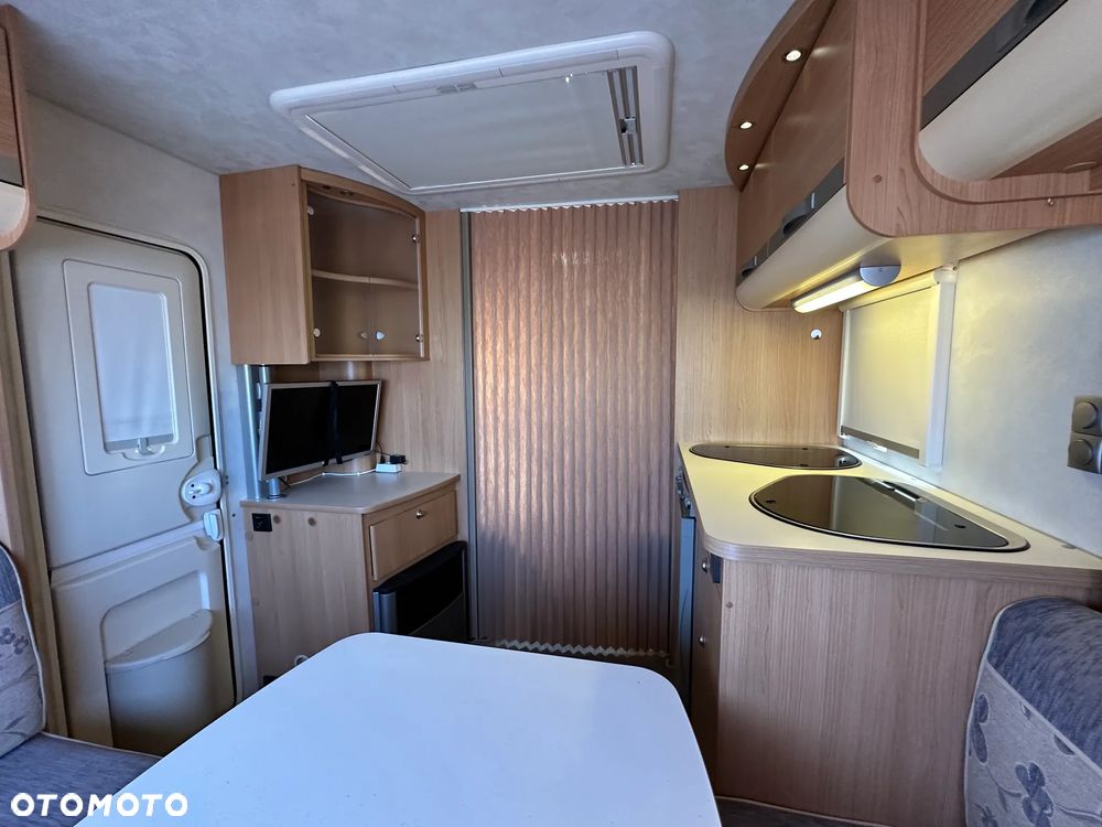 Adria ADORA 542 UT z napędem, nową markizą i dużą łazienką. - 17