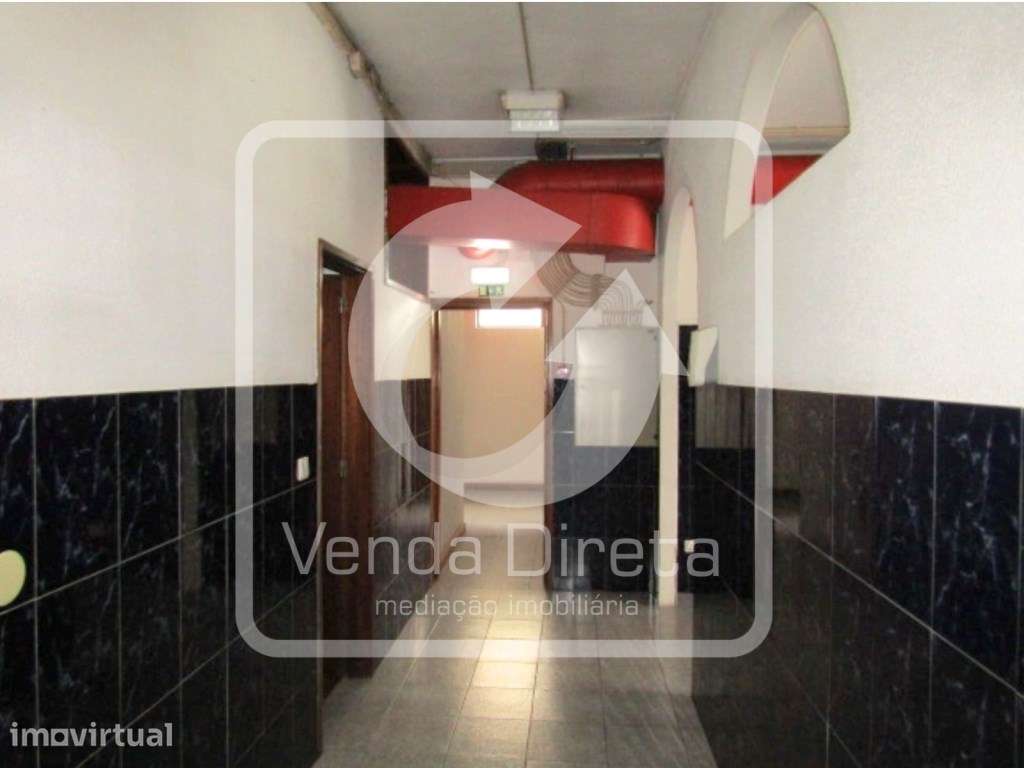 Loja com 151 m² + 179 m² de Logradouro com Grande Potencial na Rua ... - Grande imagem: 5/22