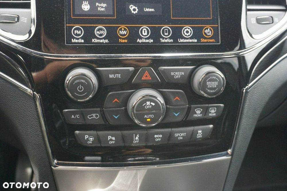 Jeep Grand Cherokee - 24