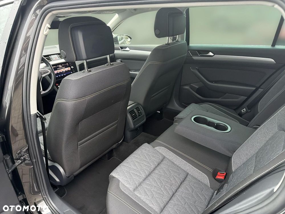 Volkswagen Passat - 33