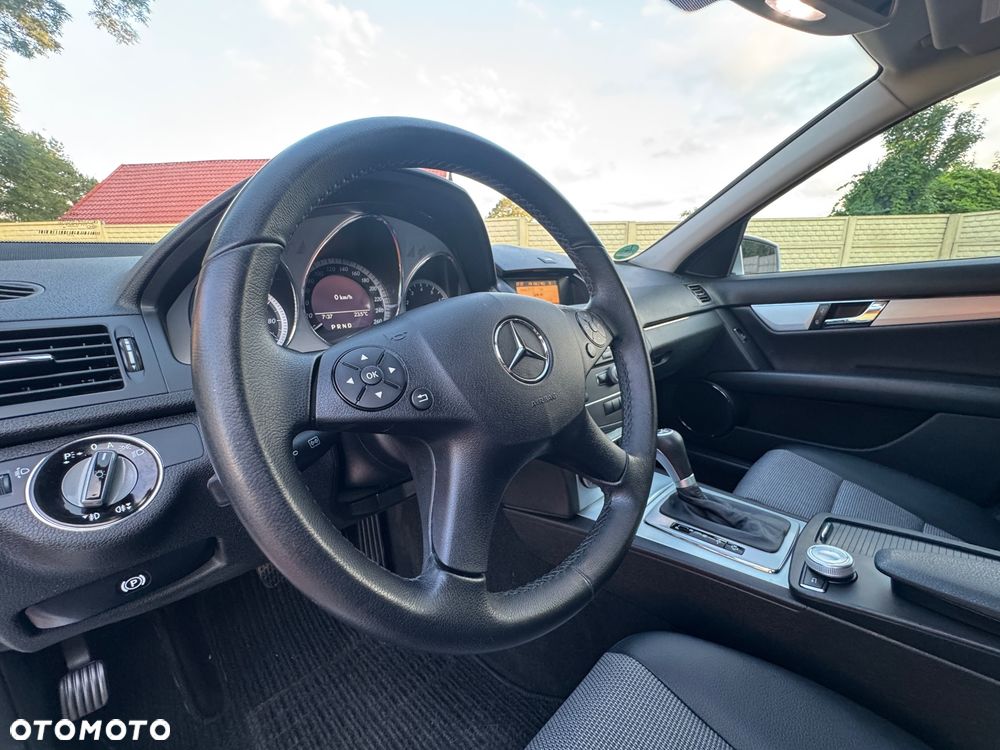 Mercedes-Benz Klasa C 180 CGI Automatik BlueEFFICIENCY Avantgarde - 33