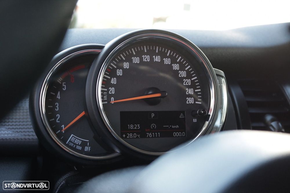 MINI 5 Portas Cooper D 4Business Auto - 29
