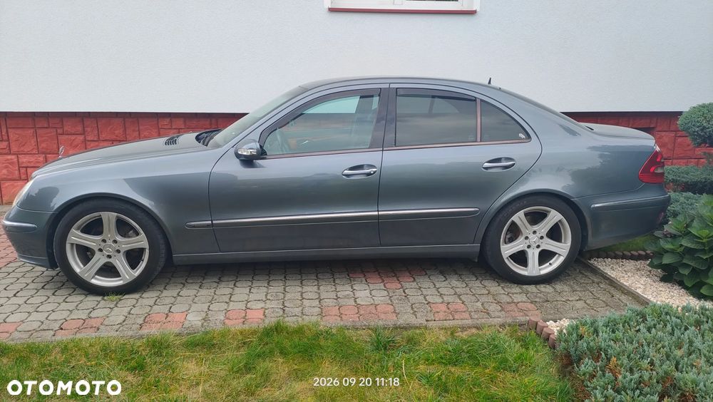 Mercedes-Benz E-Class 2005 photo 2