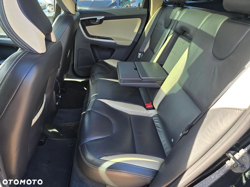 Volvo XC 60 2.0T R-Design - 14