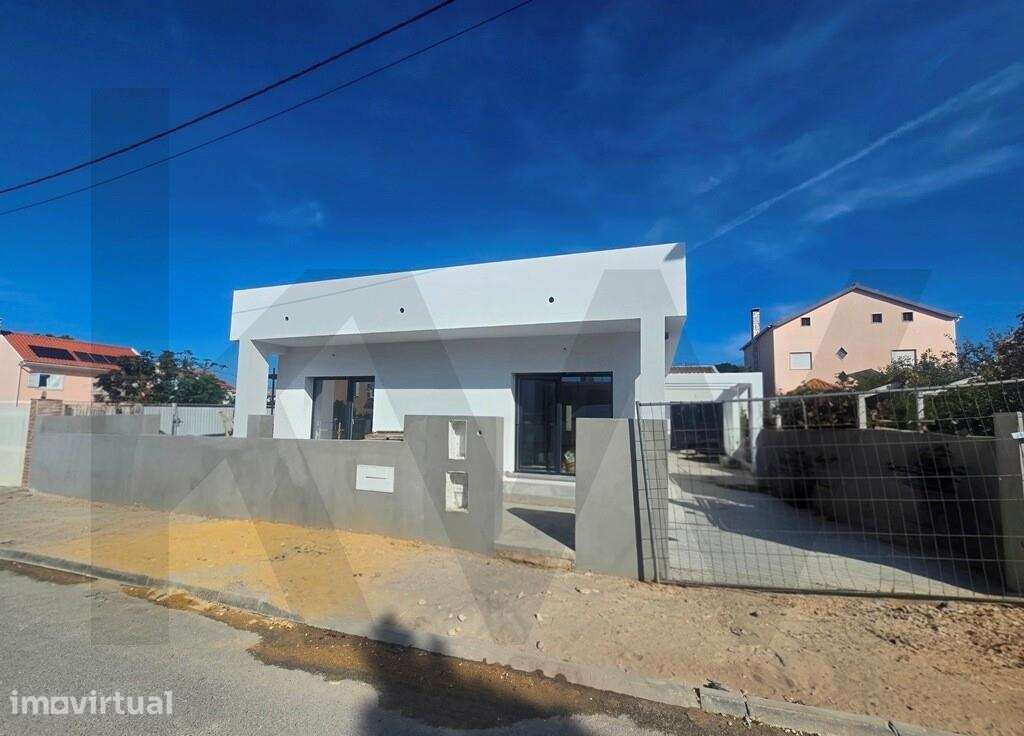 Moradia Isolada T3+1 em Fernão Ferrro - Grande imagem: 2/36