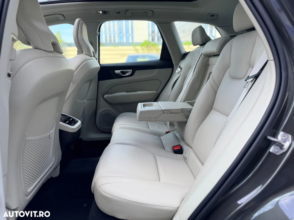 Volvo XC 60 B4 D AWD Geartronic Momentum Pro - 11