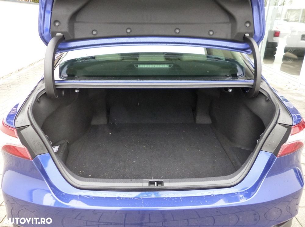 Toyota Camry Executive - 8