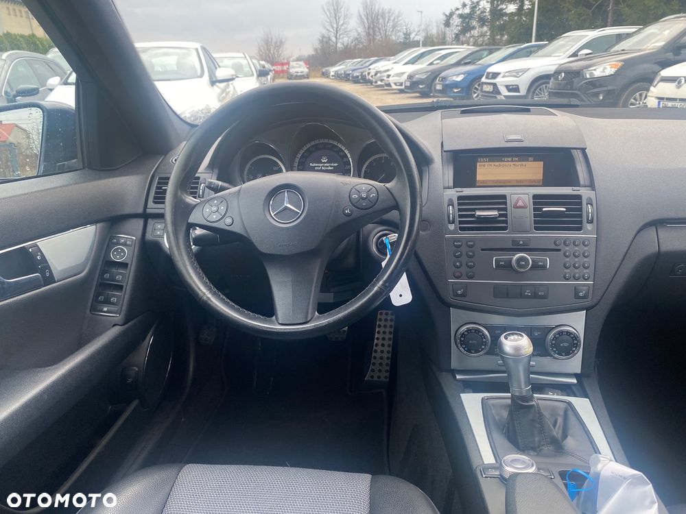 Mercedes-Benz Klasa C 180 CGI BlueEFFICIENCY Avantgarde - 29