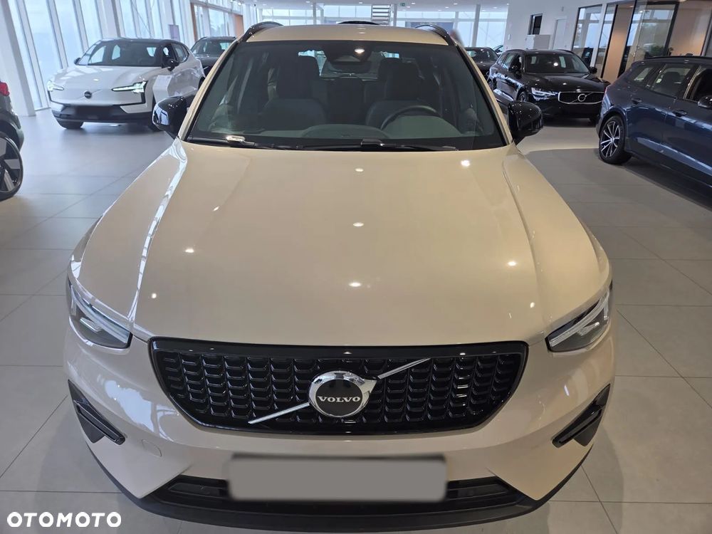 Volvo XC 40 B4 Plus Black Edition - 3