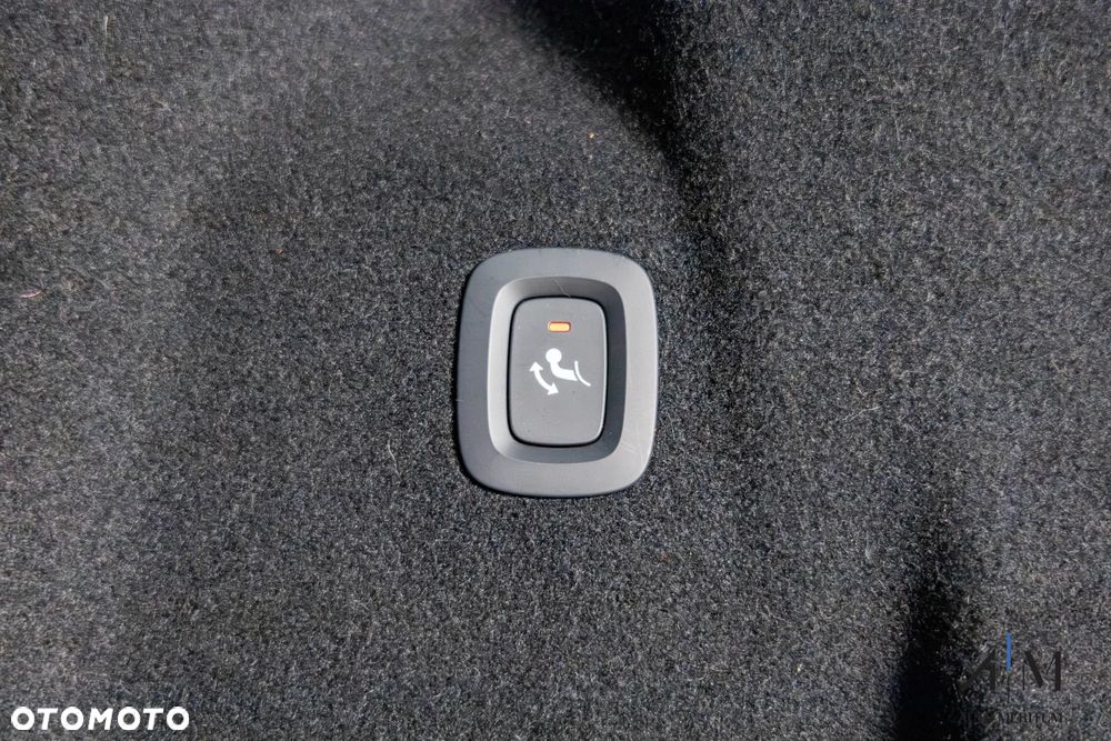 Volvo XC 60 B4 D AWD Plus Dark - 31