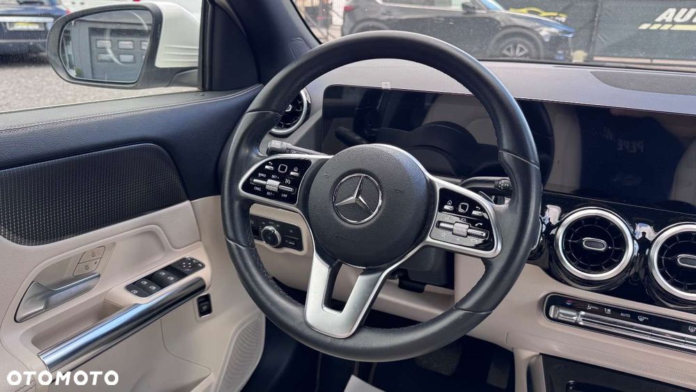 Mercedes-Benz GLA - 33