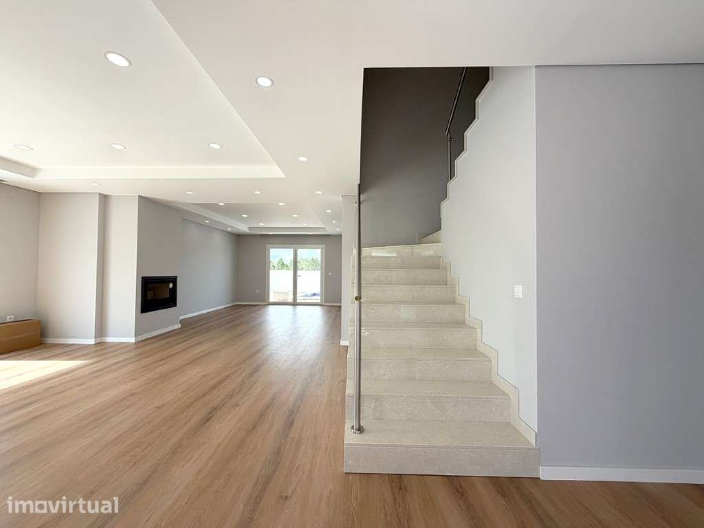 Moradia Isolada T4 com Piscina, Garagem e acabamentos de luxo na Br... - Grande imagem: 4/32