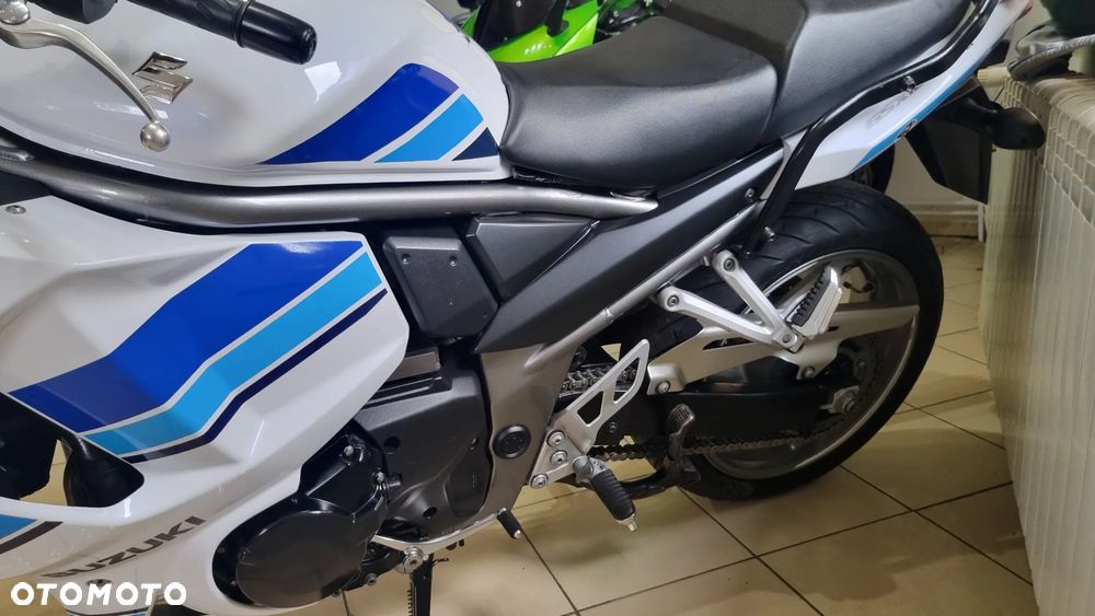 Suzuki GSX - 6