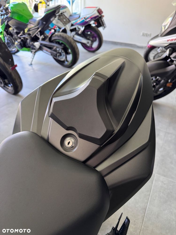 Suzuki GSX - 12