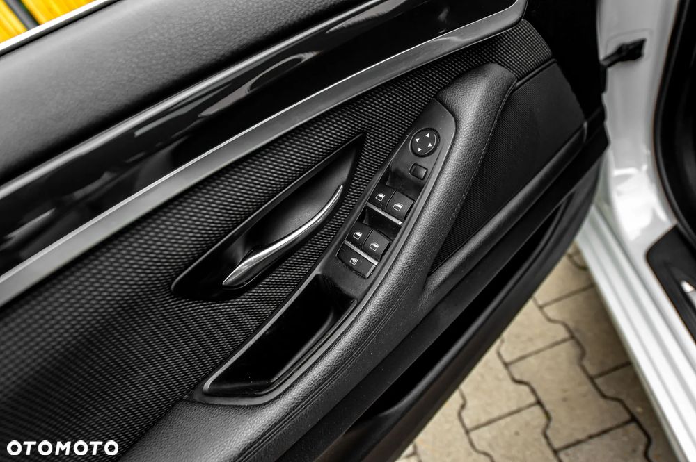 BMW Seria 5 525d Luxury Line - 33