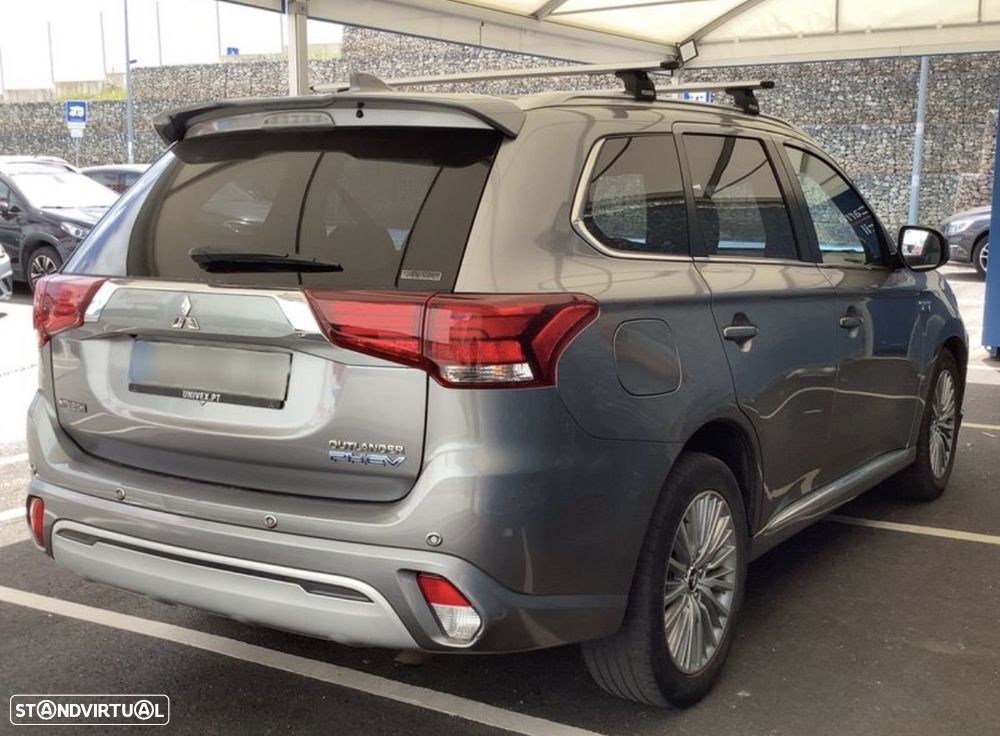 Mitsubishi Outlander - 2