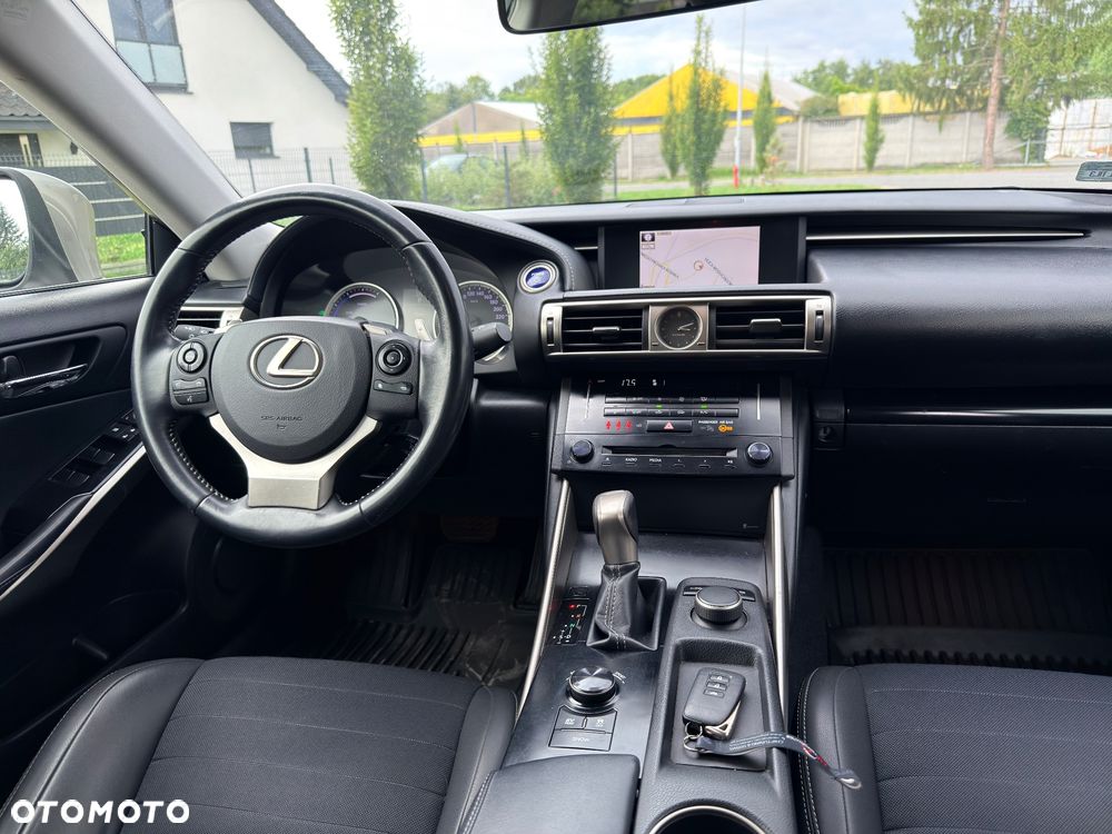 Lexus IS 300h F Sport - 24