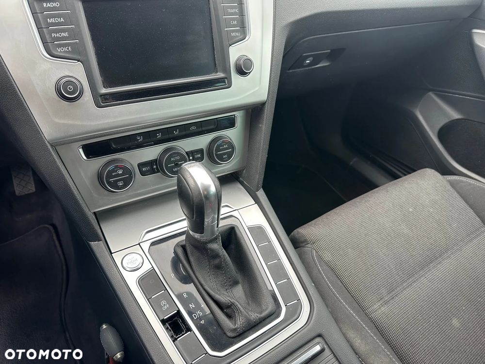 Volkswagen Passat - 12