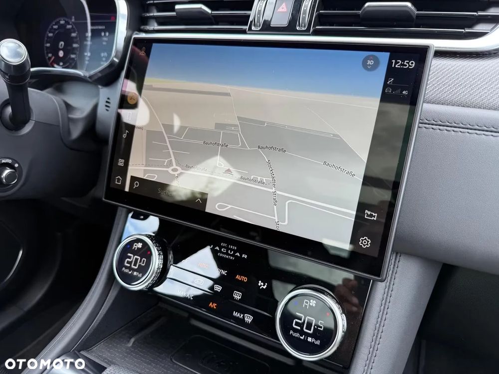 Jaguar F-Pace P550 AWD SVR - 36