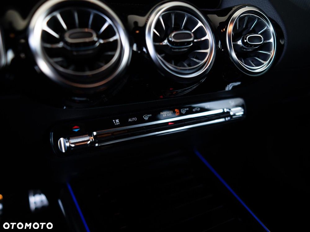 Mercedes-Benz GLA - 25