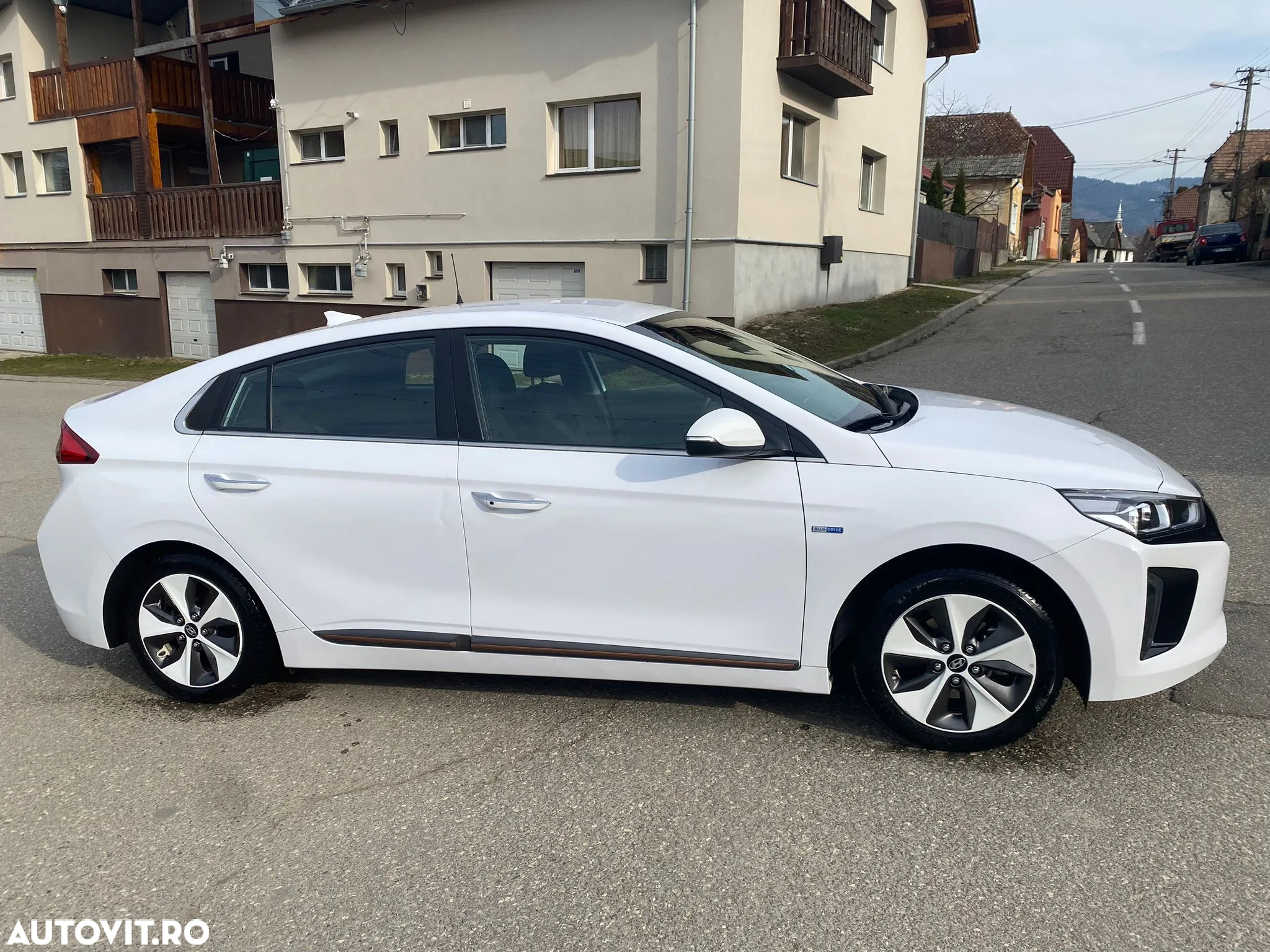 Hyundai IONIQ - 15