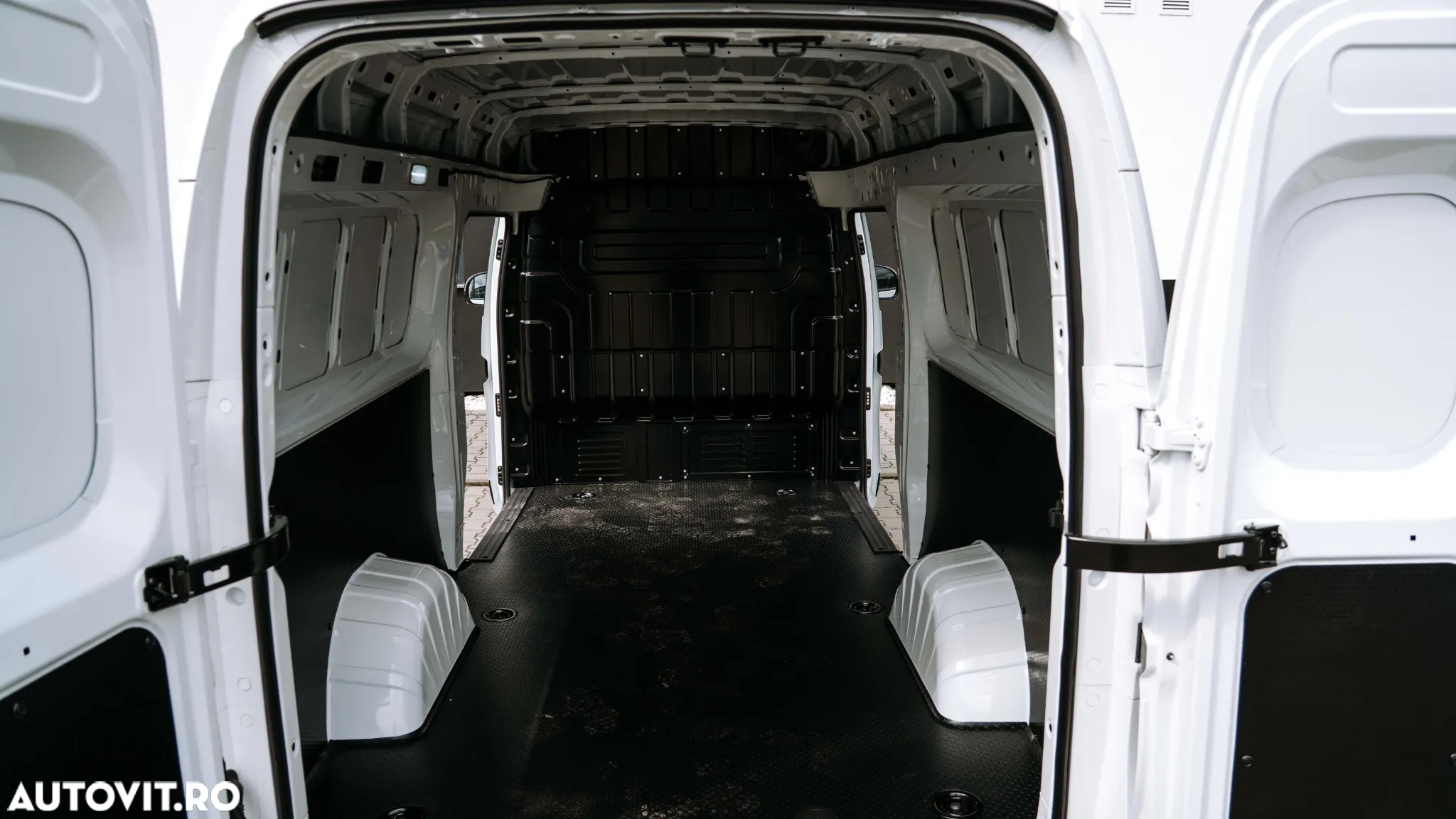 Maxus eDELIVER 5 - 12