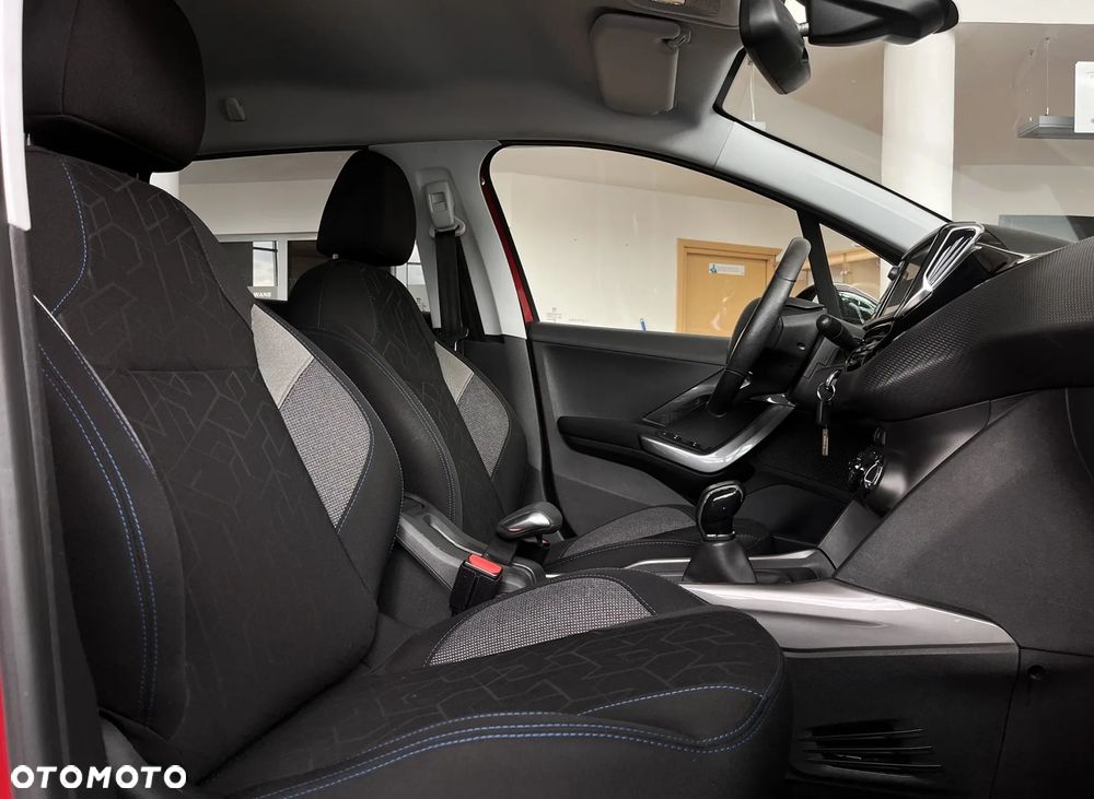 Peugeot 2008 1.2 Pure Tech Style - 24
