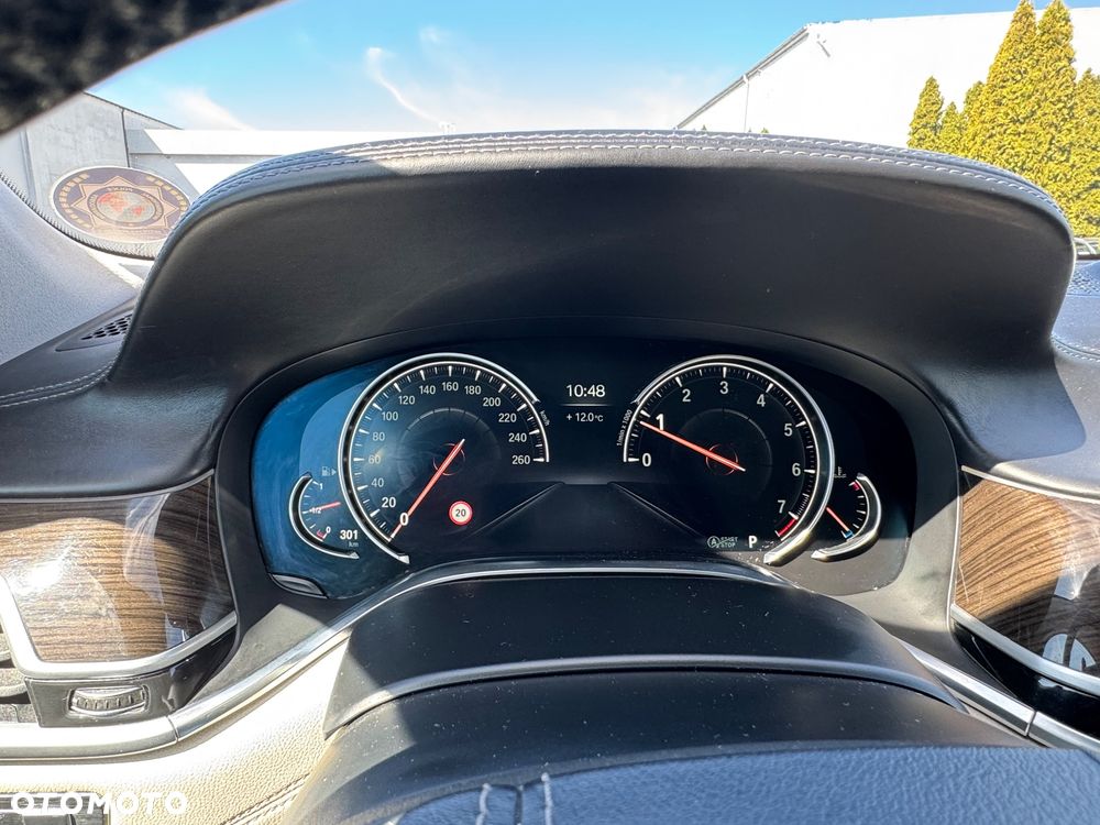BMW Seria 7 750i xDrive - 17