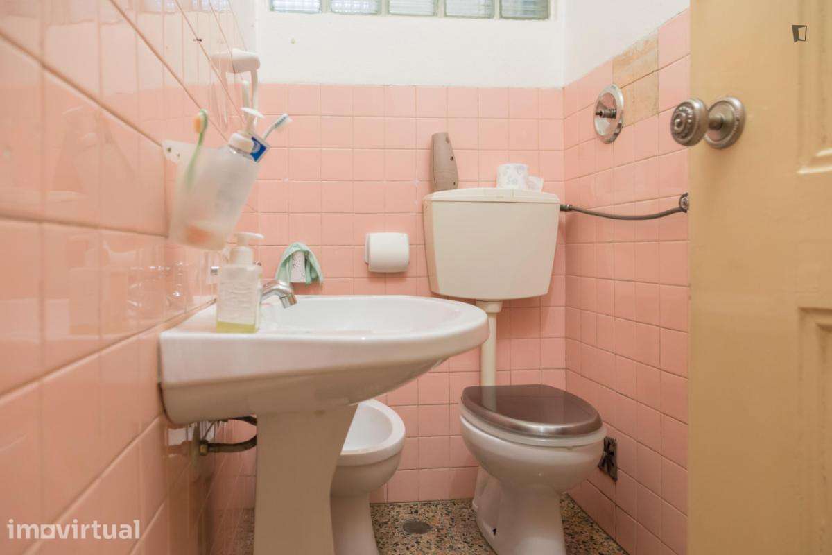 Quarto - localizado em Intendente Lisbon - Grande imagem: 2/23