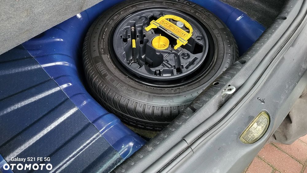 Renault Clio 1.2 16V Confort Authentique - 11