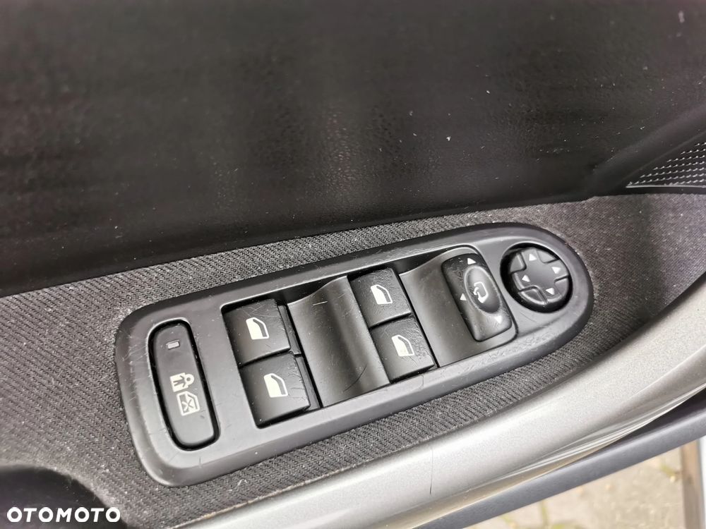 Peugeot 308 SW e-HDi FAP 110 Stop&Start Family - 16