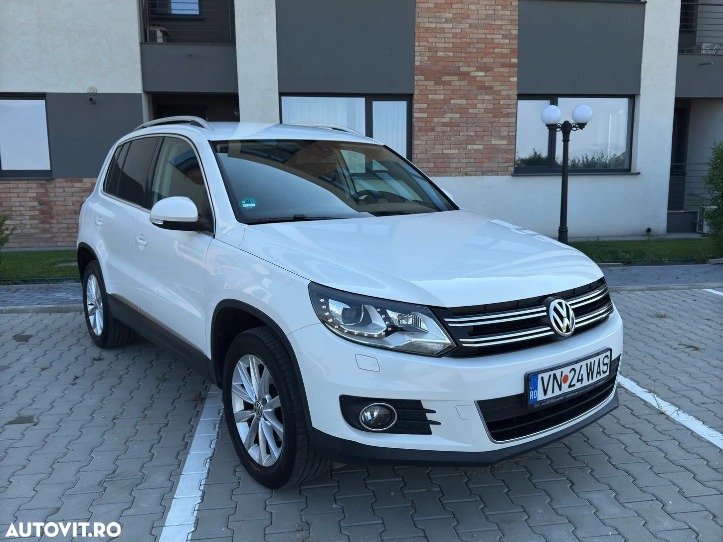 Volkswagen Tiguan - 1