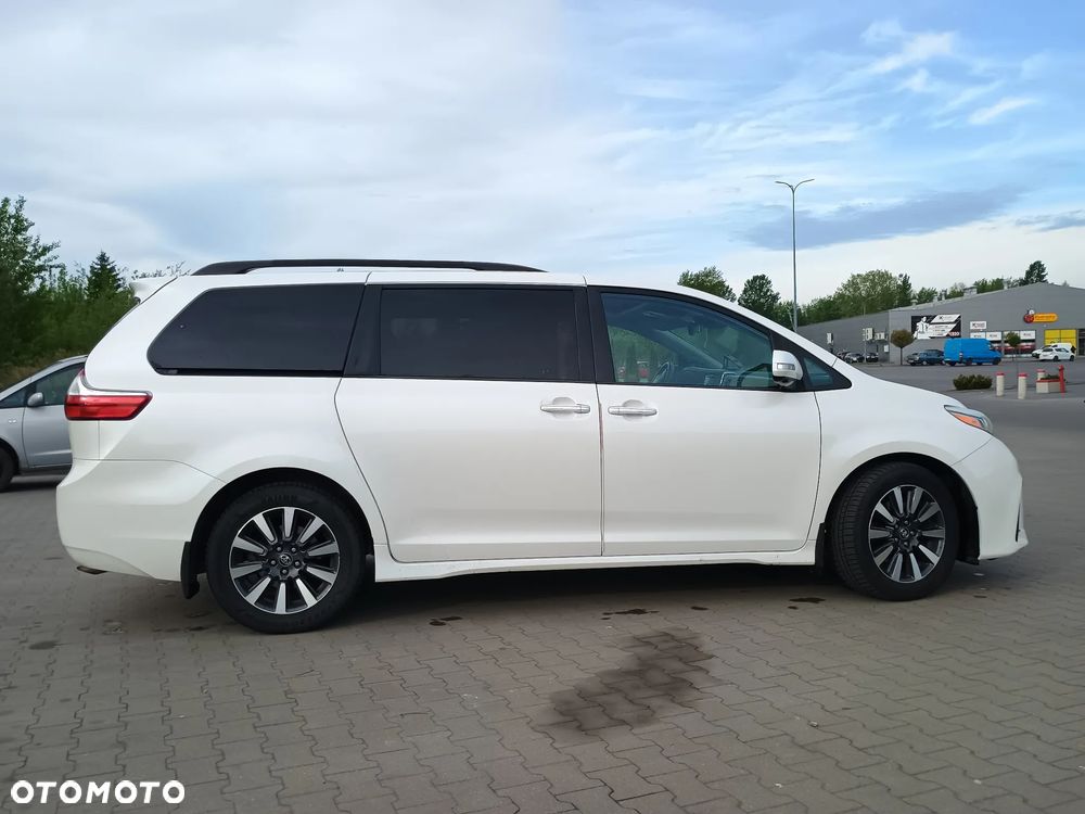 Toyota Sienna - 5