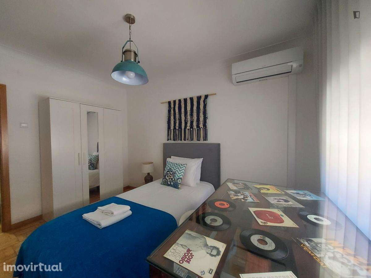 Quarto - localizado em Santa Marinha Porto - Grande imagem: 4/21