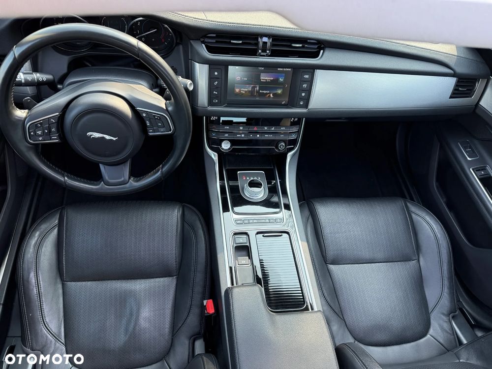 Jaguar XF 35t Portfolio - 24